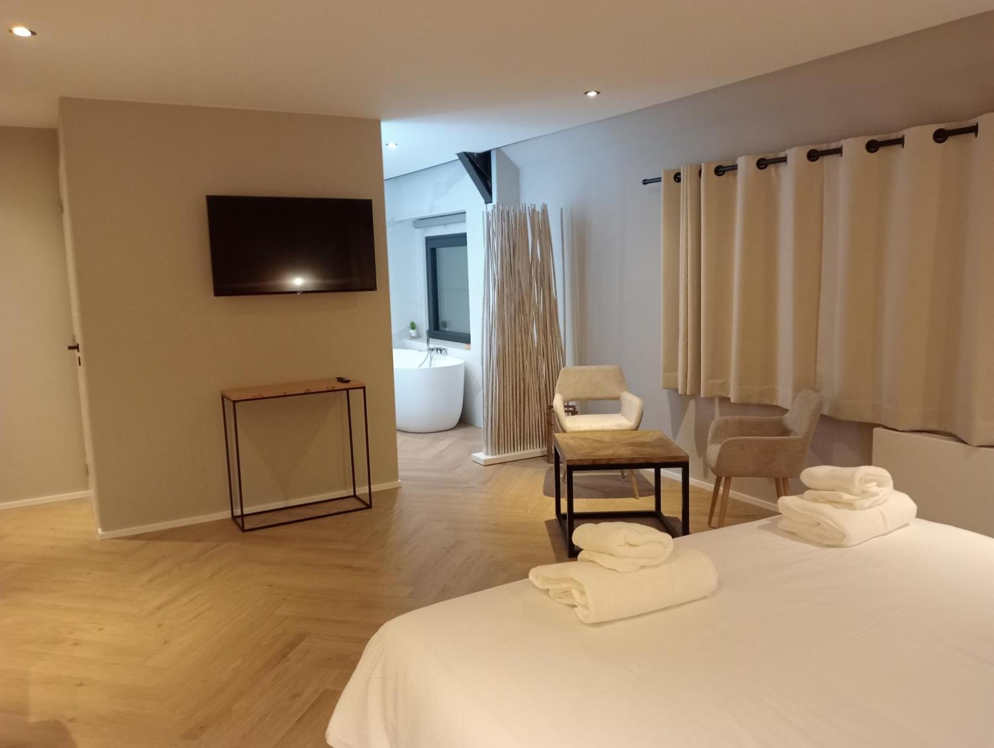 Dionbulles & Dionlodge Guesthouse, Private Wellness Pool In Option 绍蒙－吉斯图 外观 照片